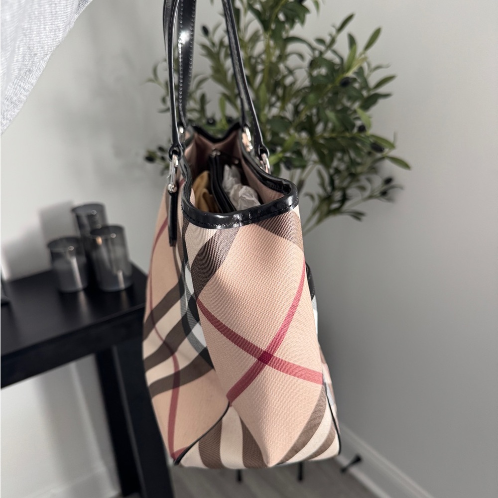 Elegant Checkered Tote with Black Accents - Picture 5 of 7